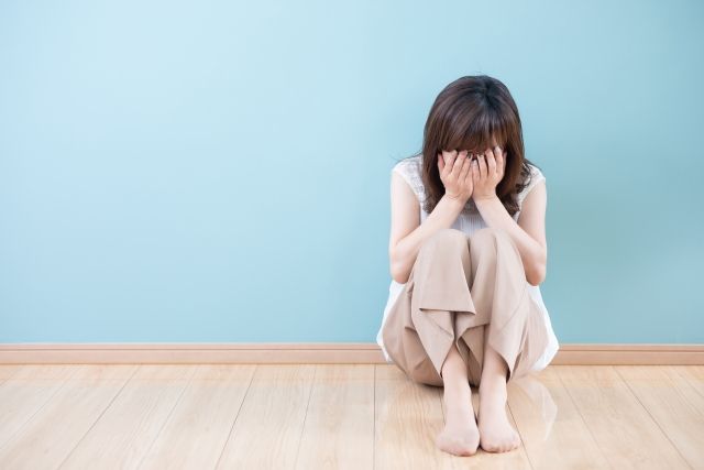 顔をおさえる女性